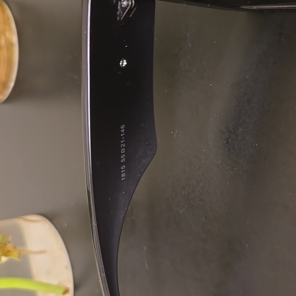 Womens Gucci Sunglasses. Black with case, cleaning cloth and Box - Picture 5 of 9